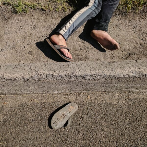 pexels-photo-19773540.jpeg ASICS Unisex Flip-Flops - Beige / Brown